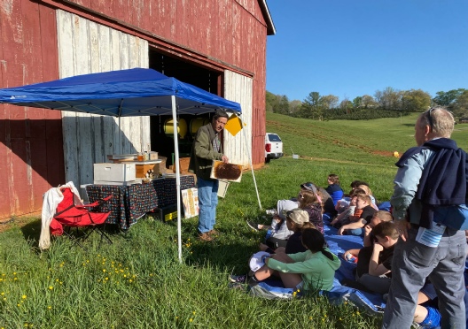 Rudie Bax educating some 5th graders about honeybees.